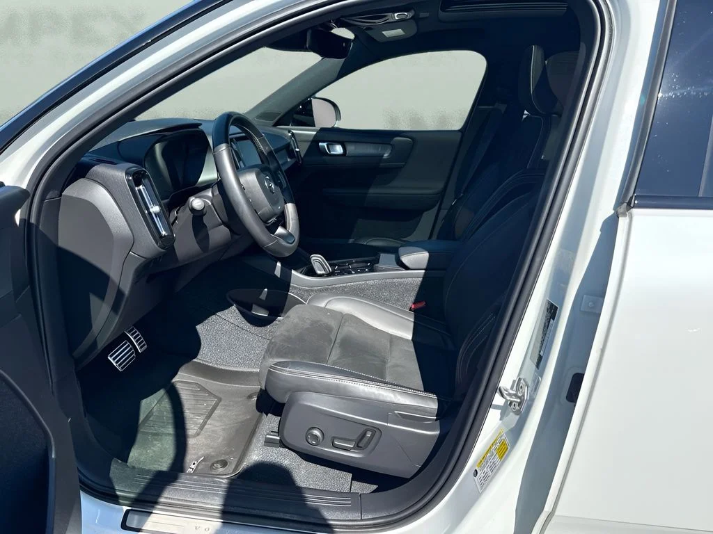 Used 2021 White Volvo R-Design image 9