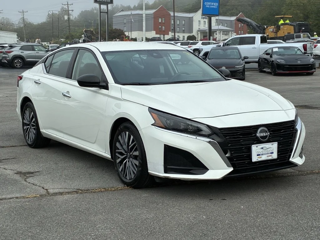 Used 2025 White Nissan 2.5 SV image 4