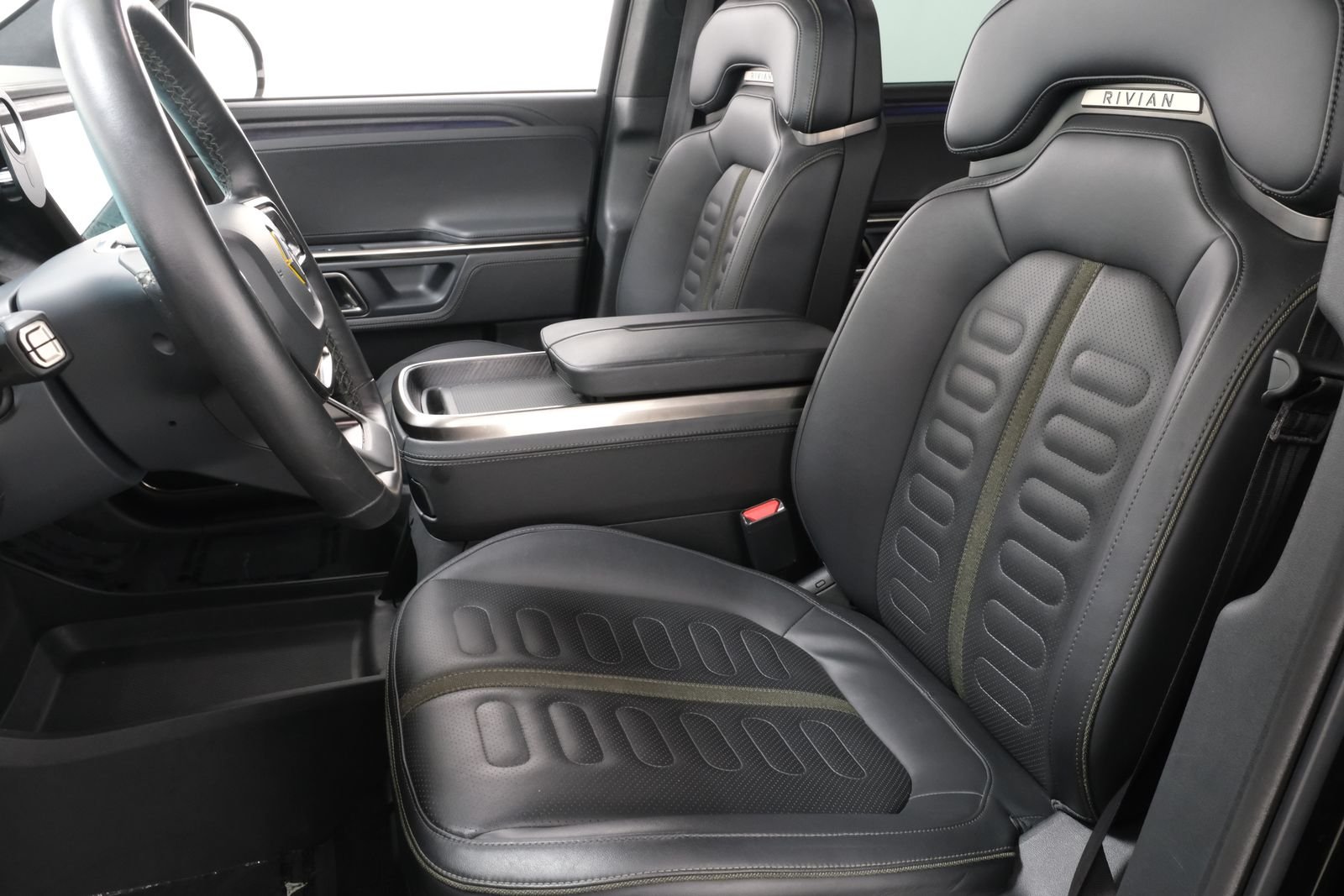 Used 2023 Midnight Rivian Adventure image 31