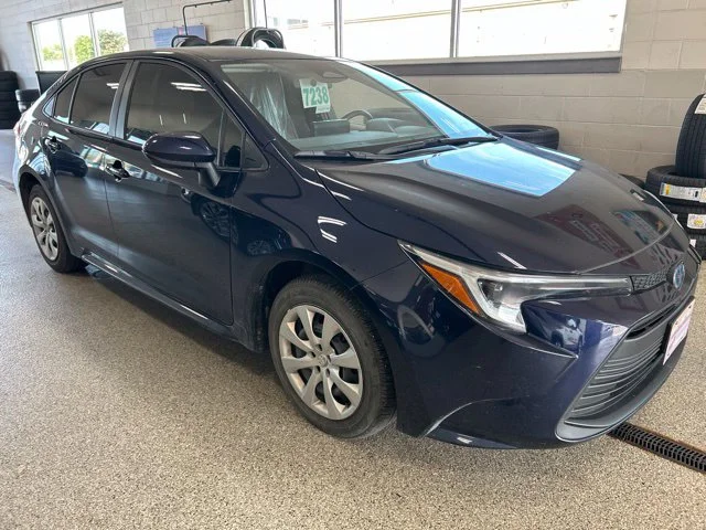 Used 2025  Toyota LE image 3