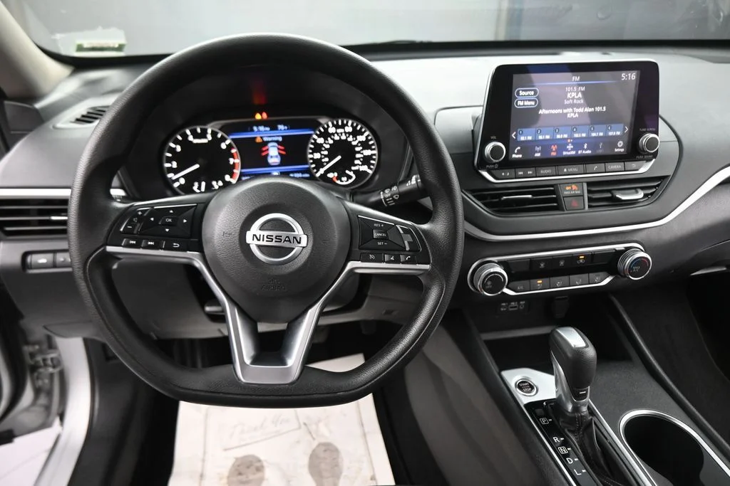 Used 2022 Silver Nissan 2.5 SV image 37