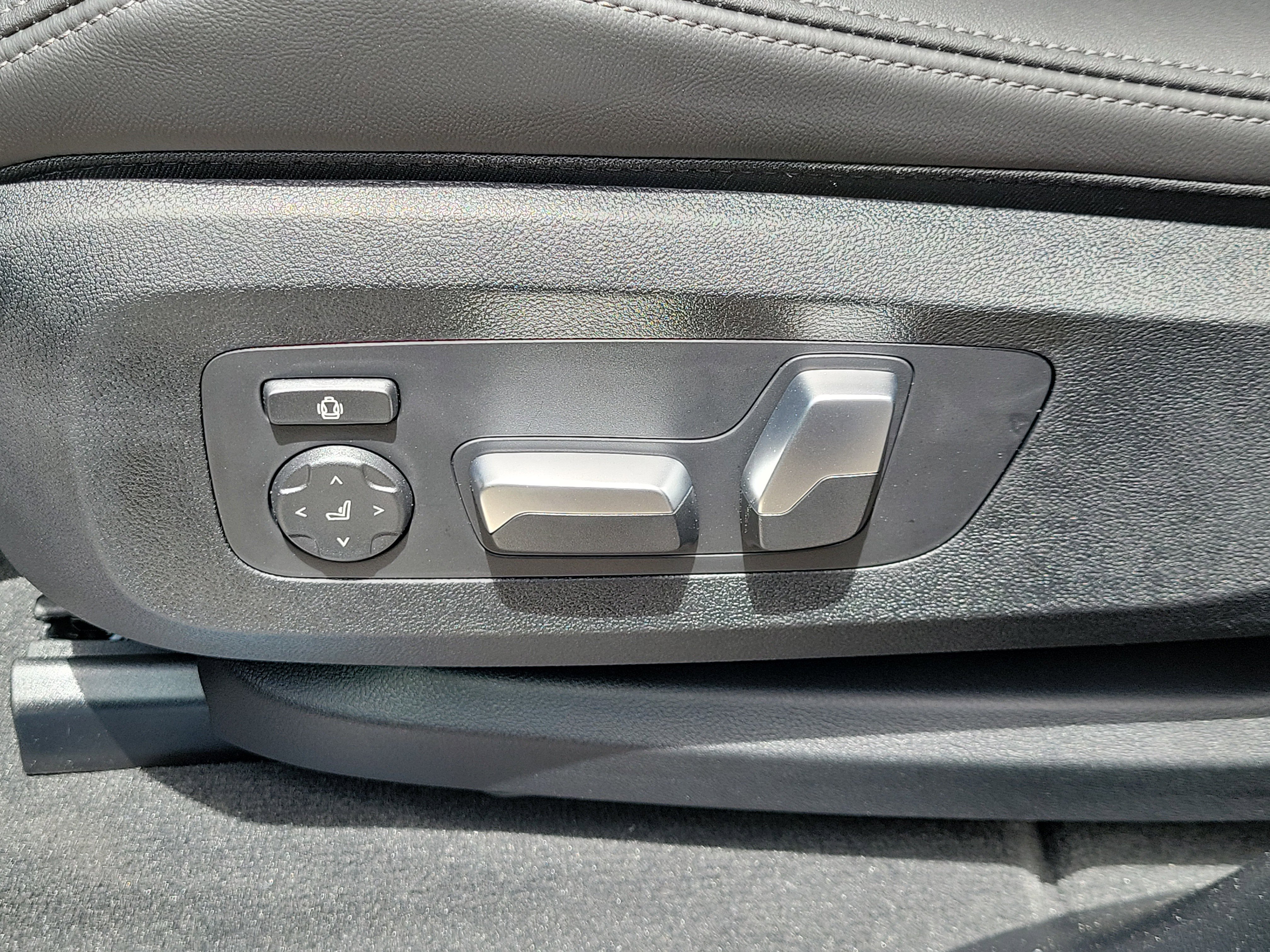 New 2026 Carbon Black Metallic BMW sDrive40i image 16