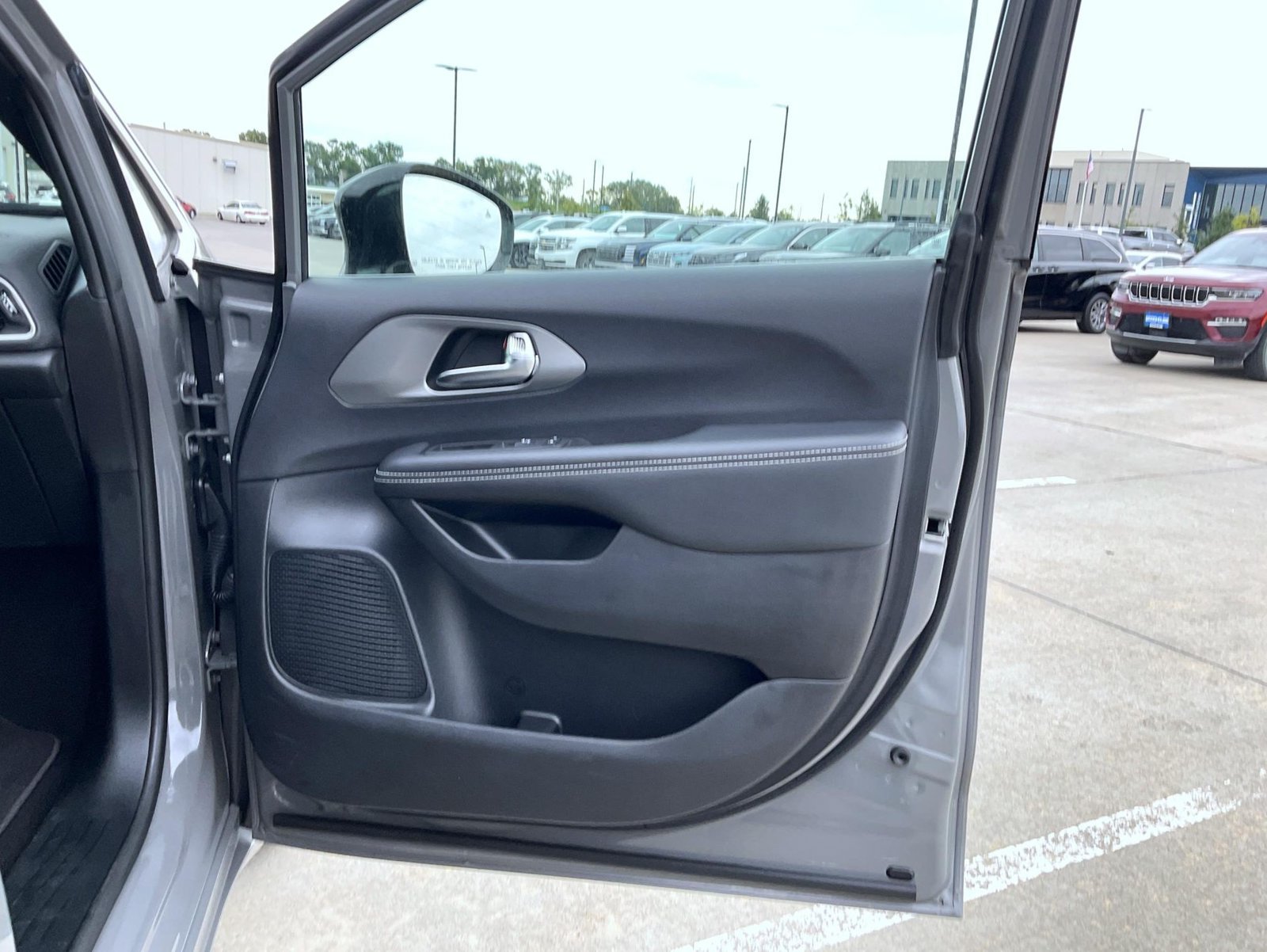 Used 2025 White Chrysler Select image 17