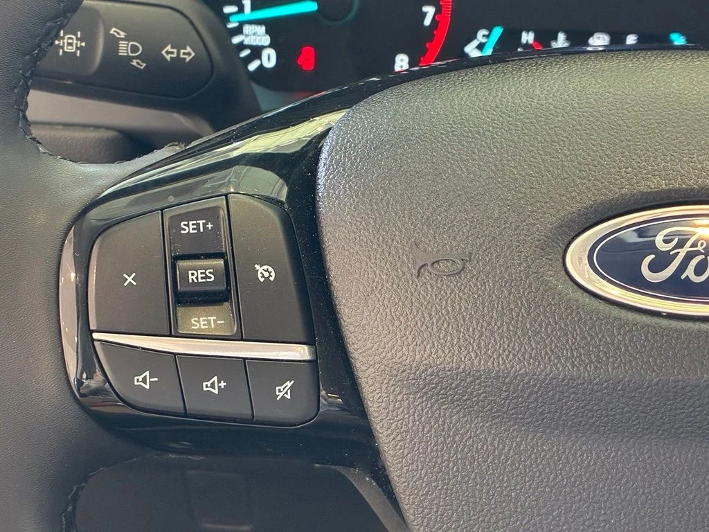 Used 2022 Blue Ford SE image 28