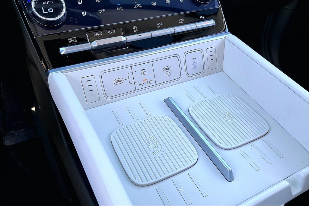 Used 2025 White Hyundai Calligraphy image 26