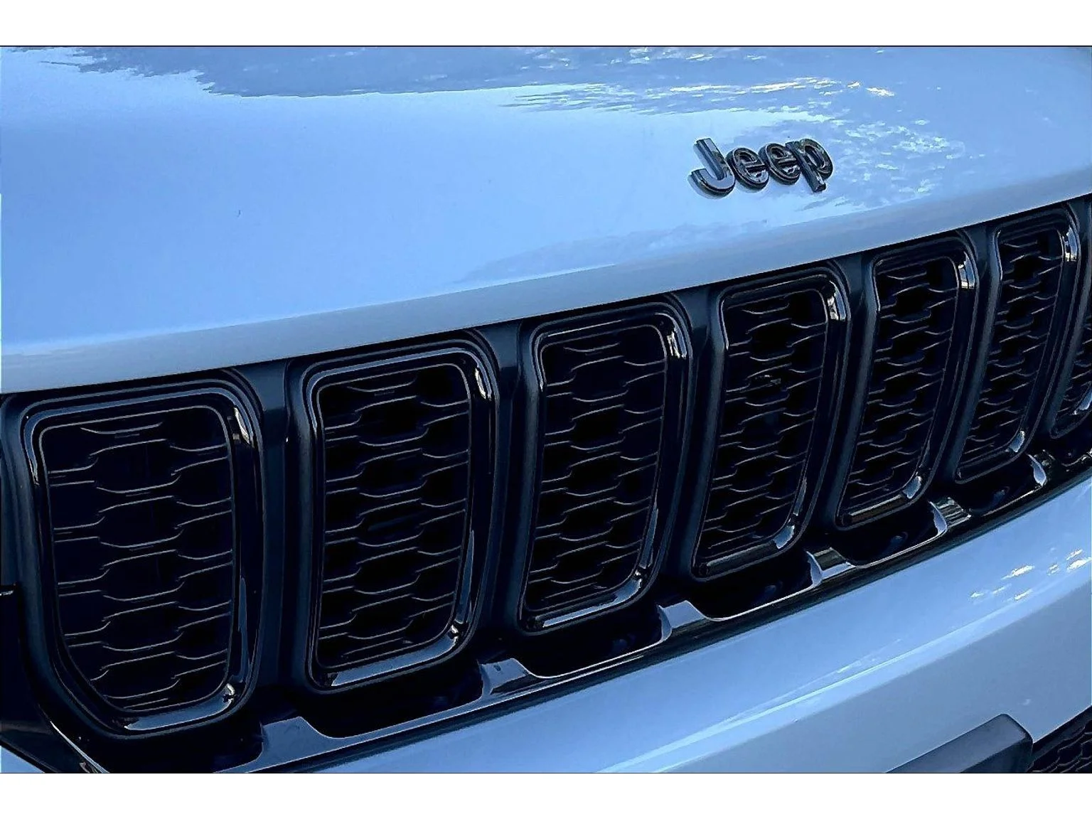Used 2023 Silver Jeep Altitude image 20