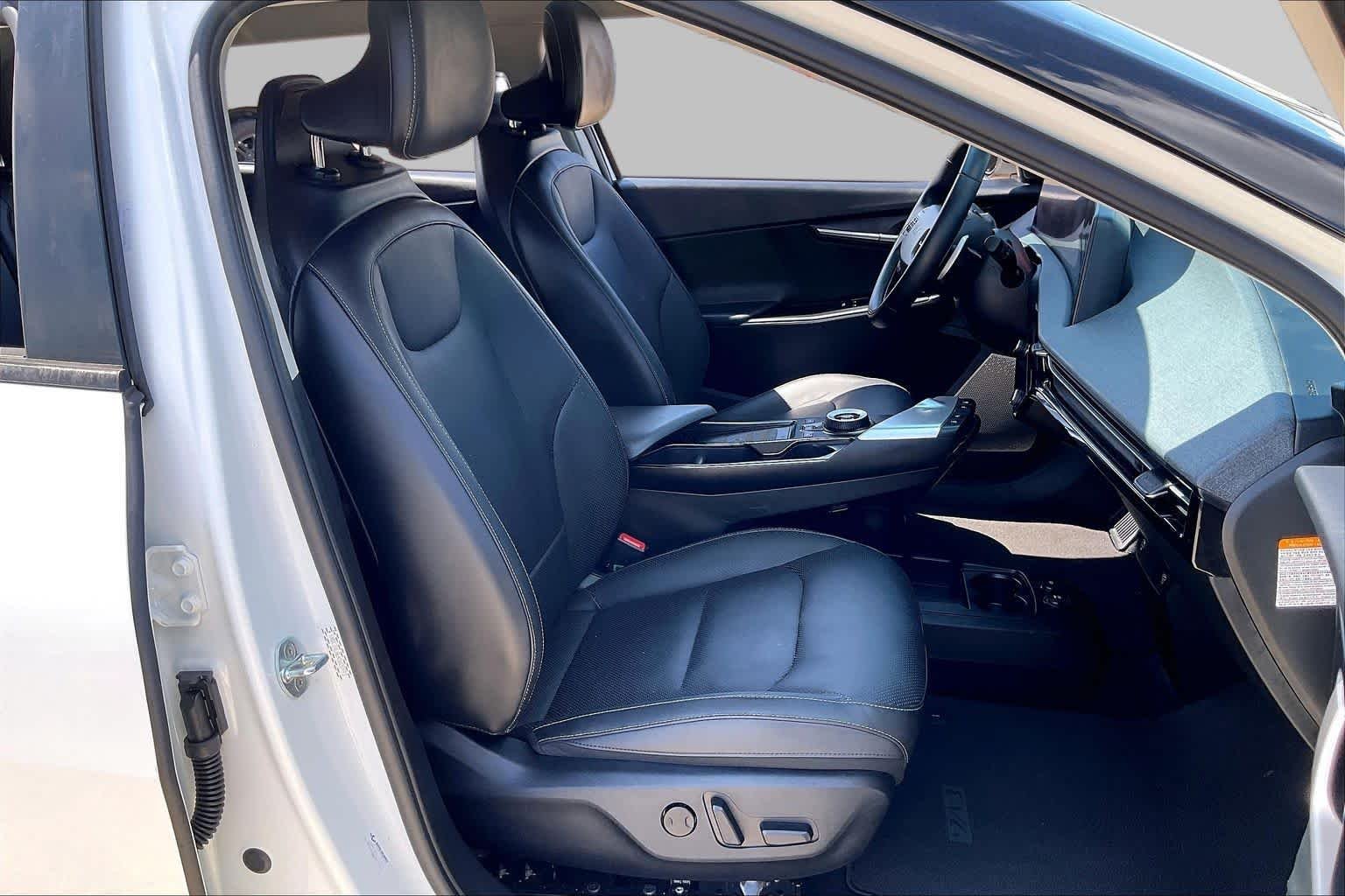 Used 2022 Snow White Pearl Kia Wind image 8