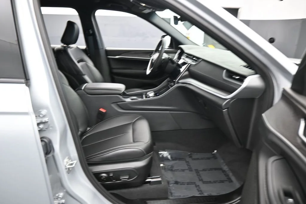 Used 2025 Silver Jeep Limited image 44