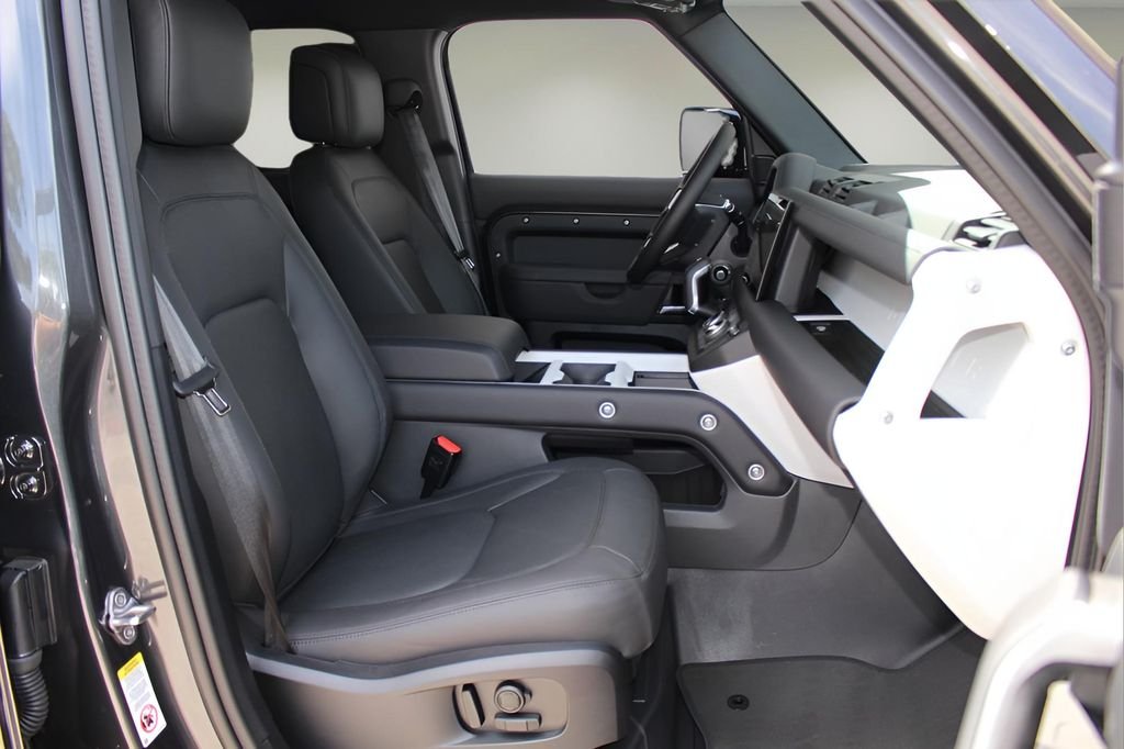 2025 Land Rover Defender S - Photo 18