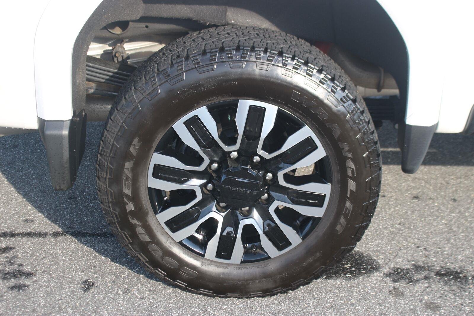 Used 2025 White Frost Tricoat GMC Denali Ultimate image 42