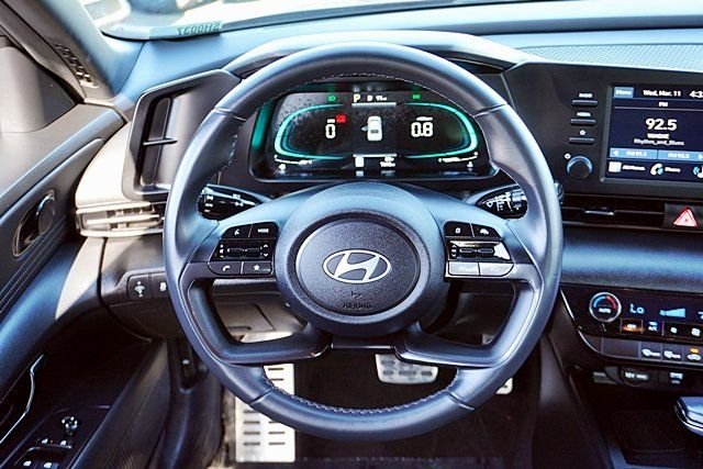 Used 2025 Gray Hyundai SEL Sport image 17