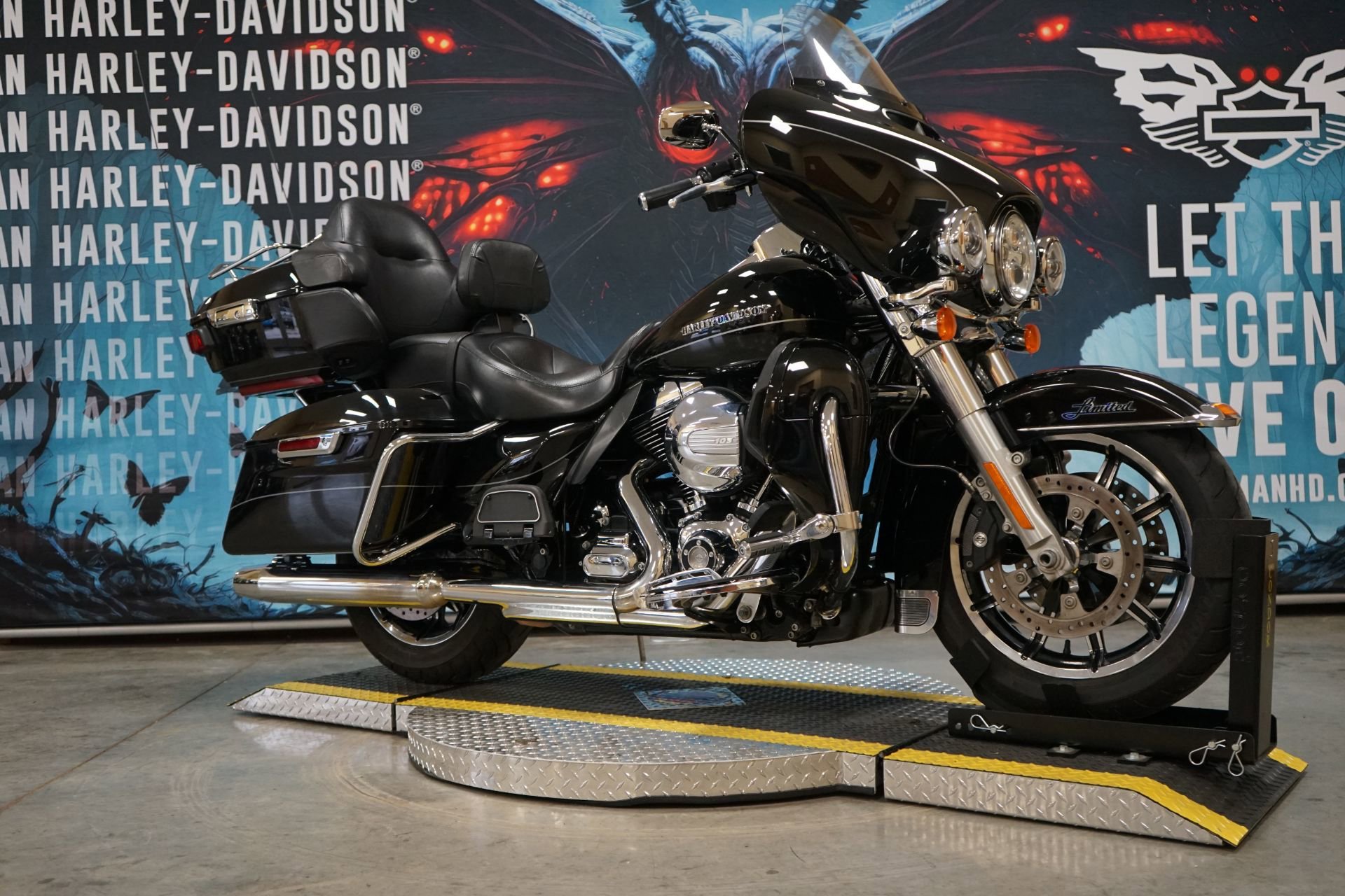 Used 2016 Vivid Black Harley-Davidson  image 2