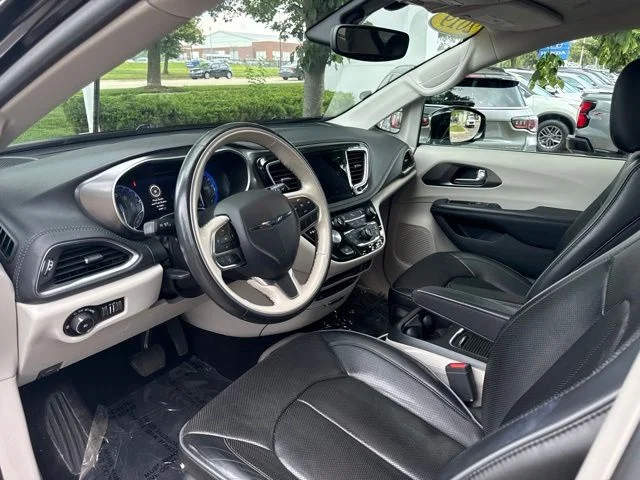 Used 2019 Black Chrysler Limited image 24