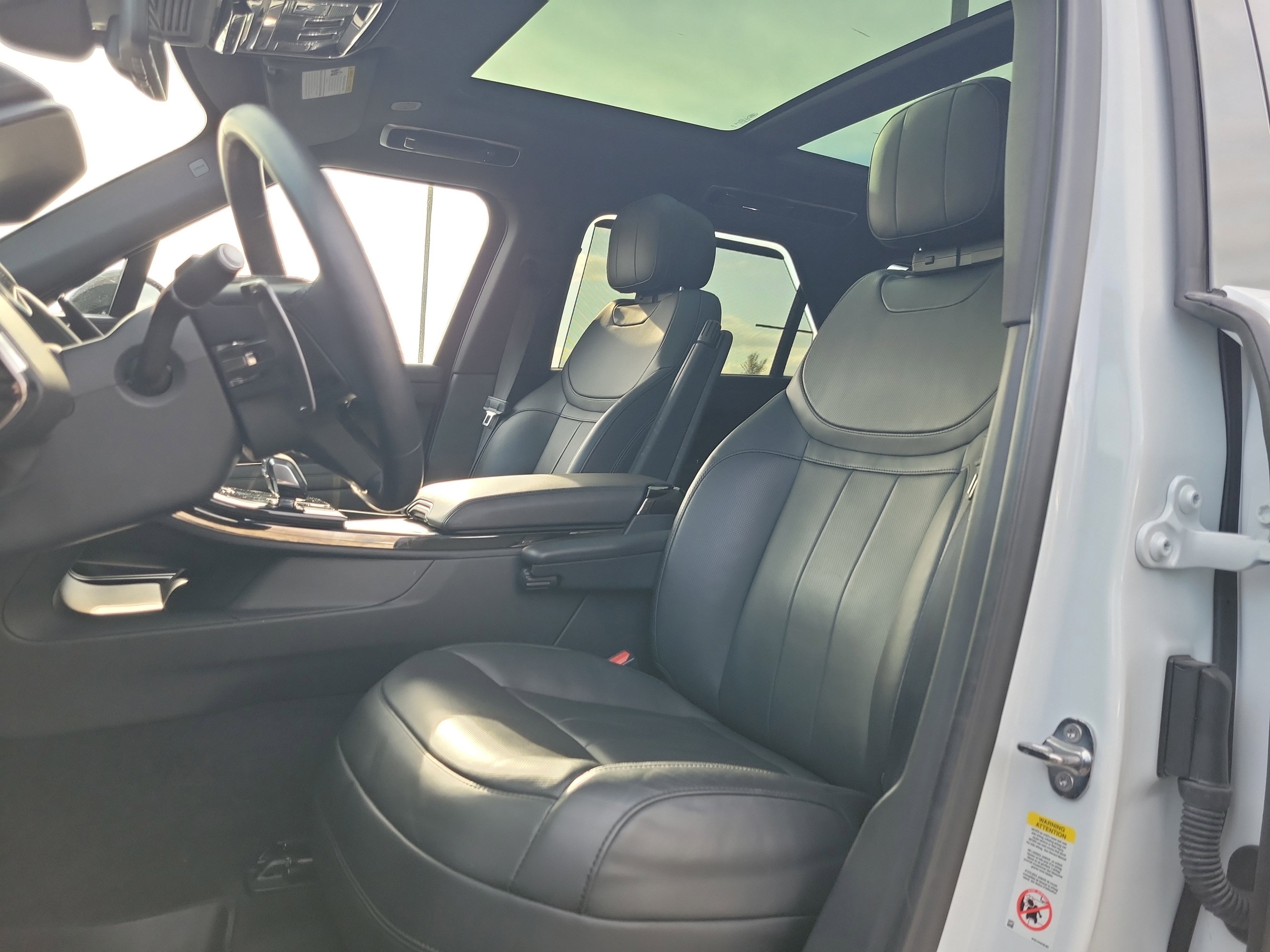Used 2024 White Land Rover Dynamic SE image 22