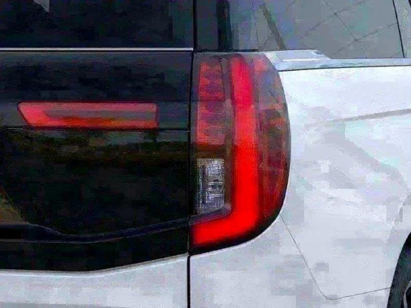 New 2025 Star White Ford Platinum image 9