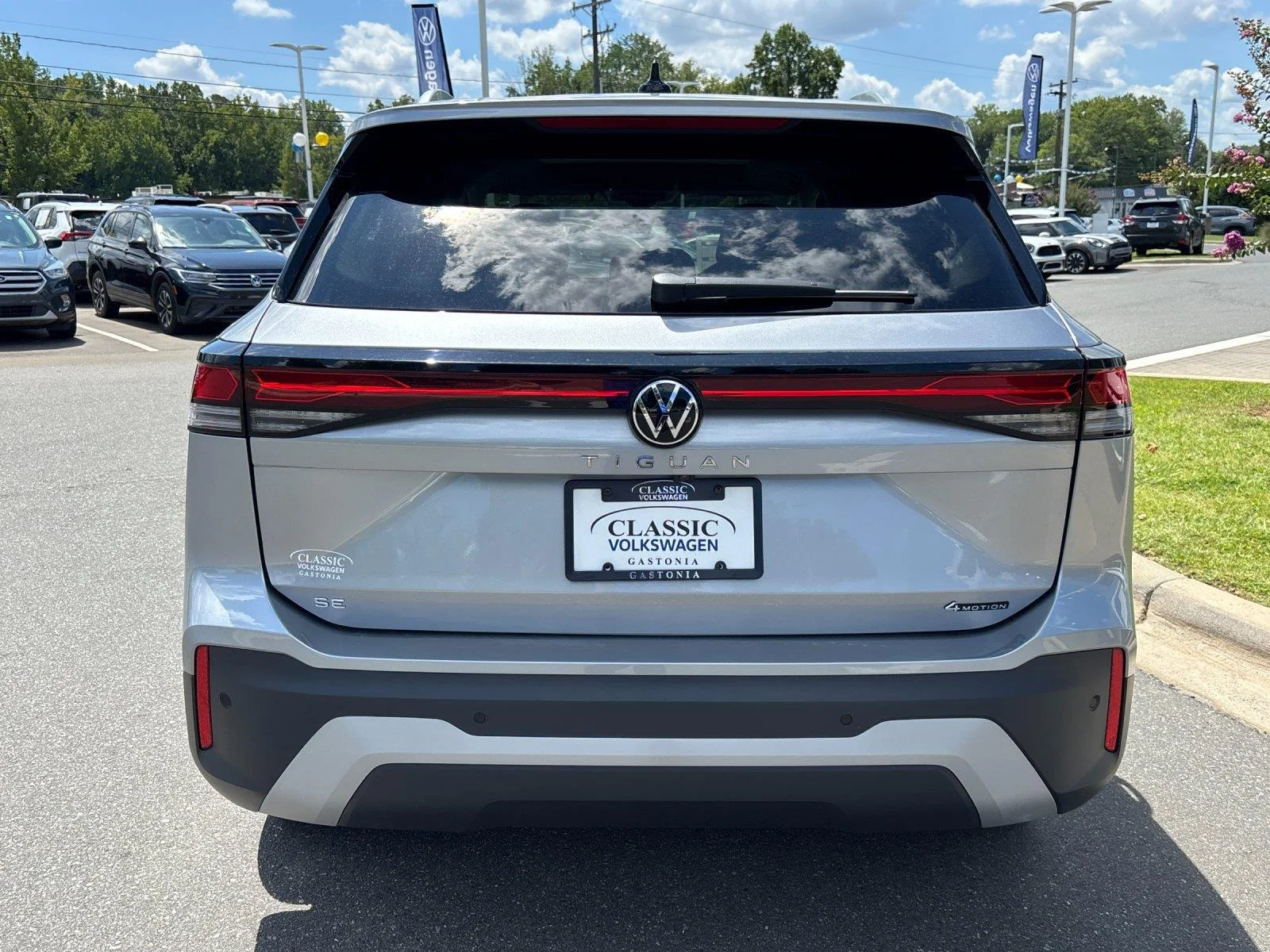 New 2026 Pyrite Silver Metallic Volkswagen SE image 4