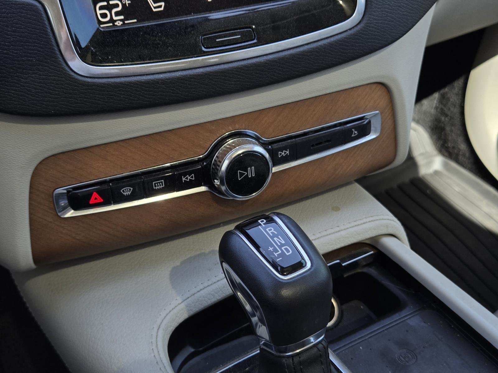 Used 2022 Crystal White Metallic Volvo Momentum image 22