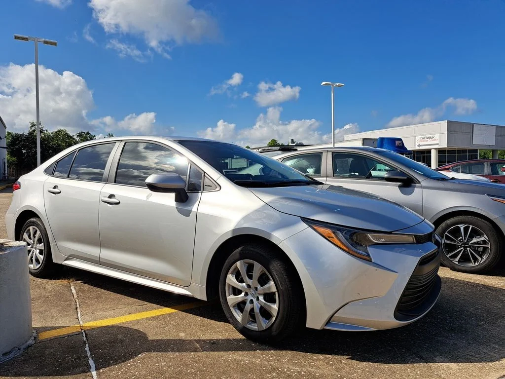 Used 2025  Toyota LE image 3