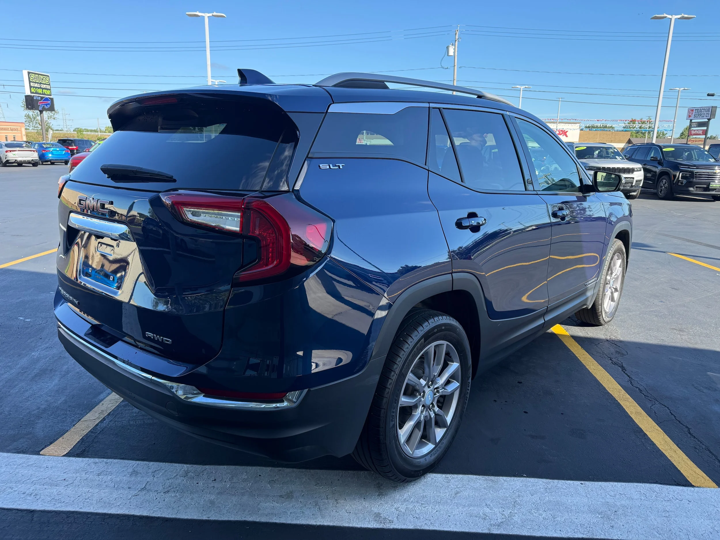 Used 2022 Marine Metallic GMC SLT image 6