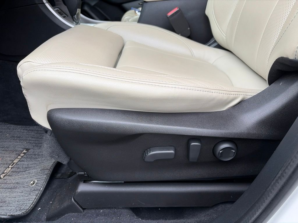 Used 2022 Crystal White Pearl Subaru Limited image 15