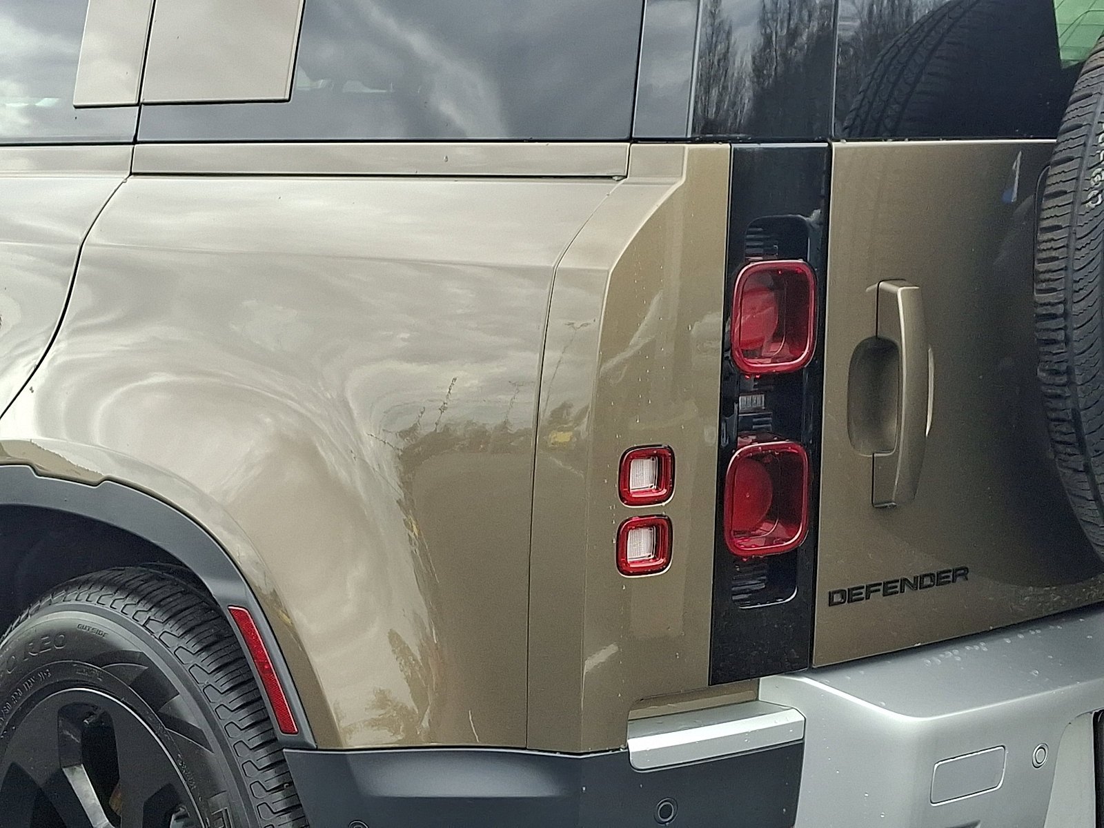 Used 2025 Gondwana Stone Metallic   1Dk Land Rover S image 17