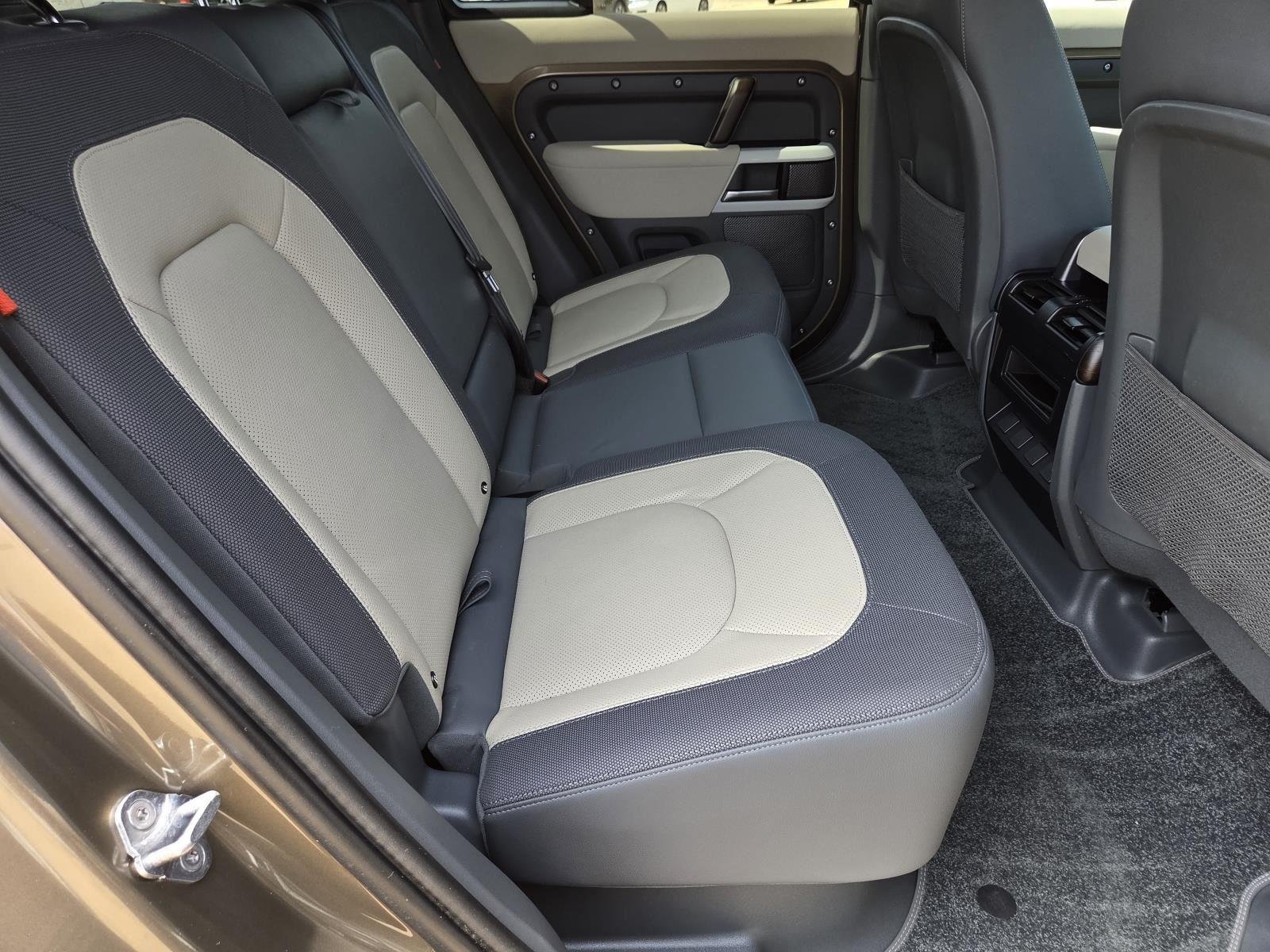 Used 2023  Land Rover X-Dynamic SE image 39