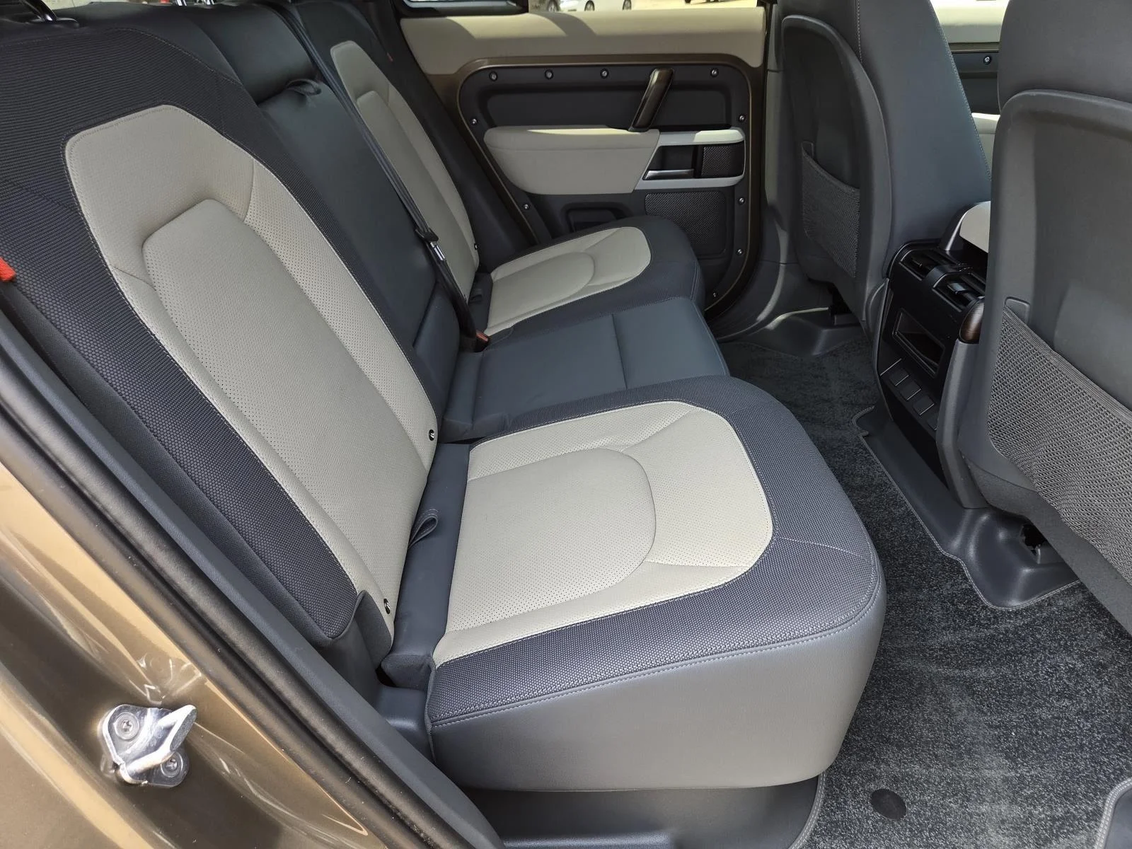 Certified Used 2023  Land Rover X-Dynamic SE image 39