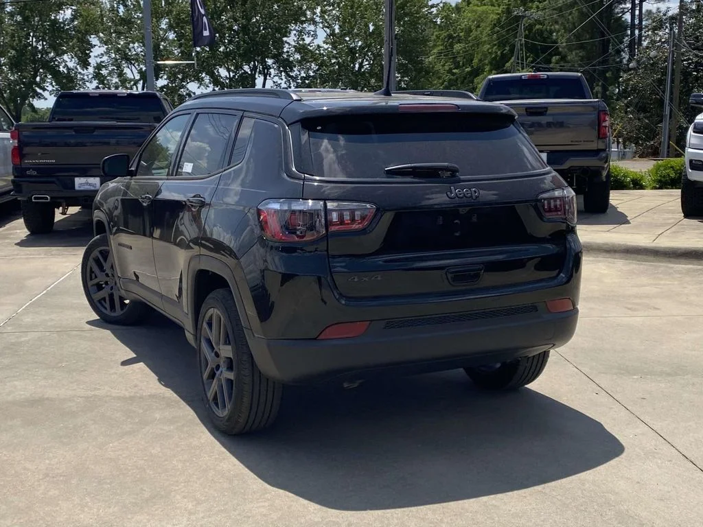 New 2026 Diamond Black Crystal Pearl-Coat Exterior Paint Jeep Latitude Altitude image 4