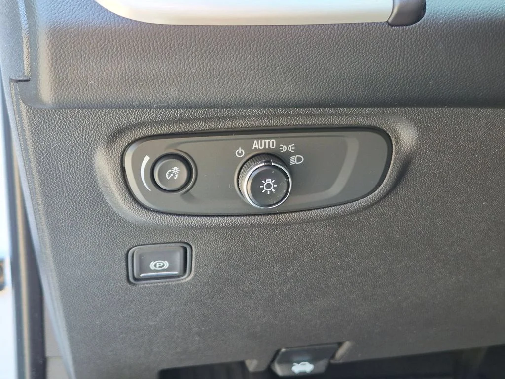Used 2021 White GMC SLE image 14
