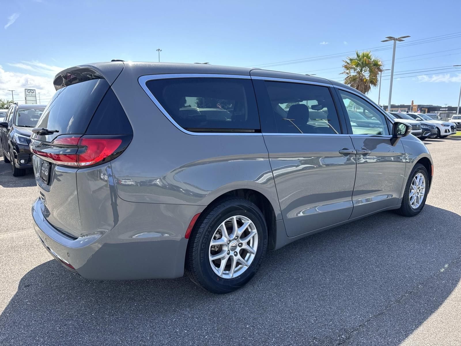 2023 Chrysler Pacifica Touring L - Photo 5