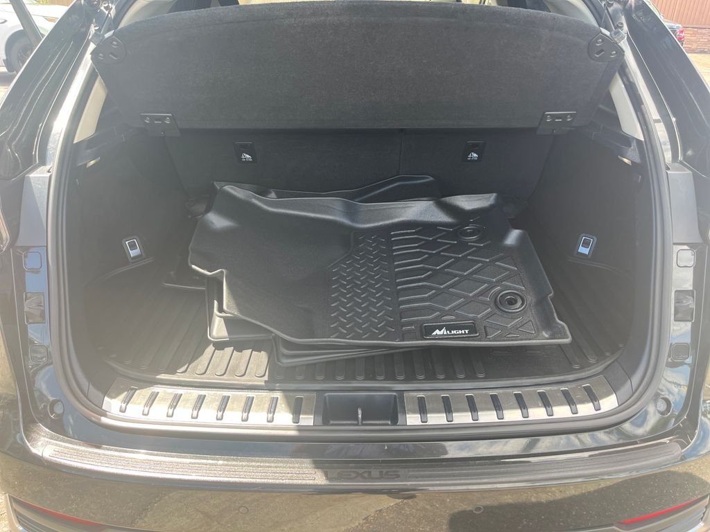 Used 2019 Black Lexus 300h image 29