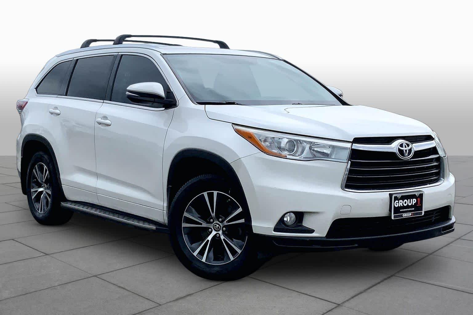 Used 2016 Blizzard Pearl Toyota XLE image 3