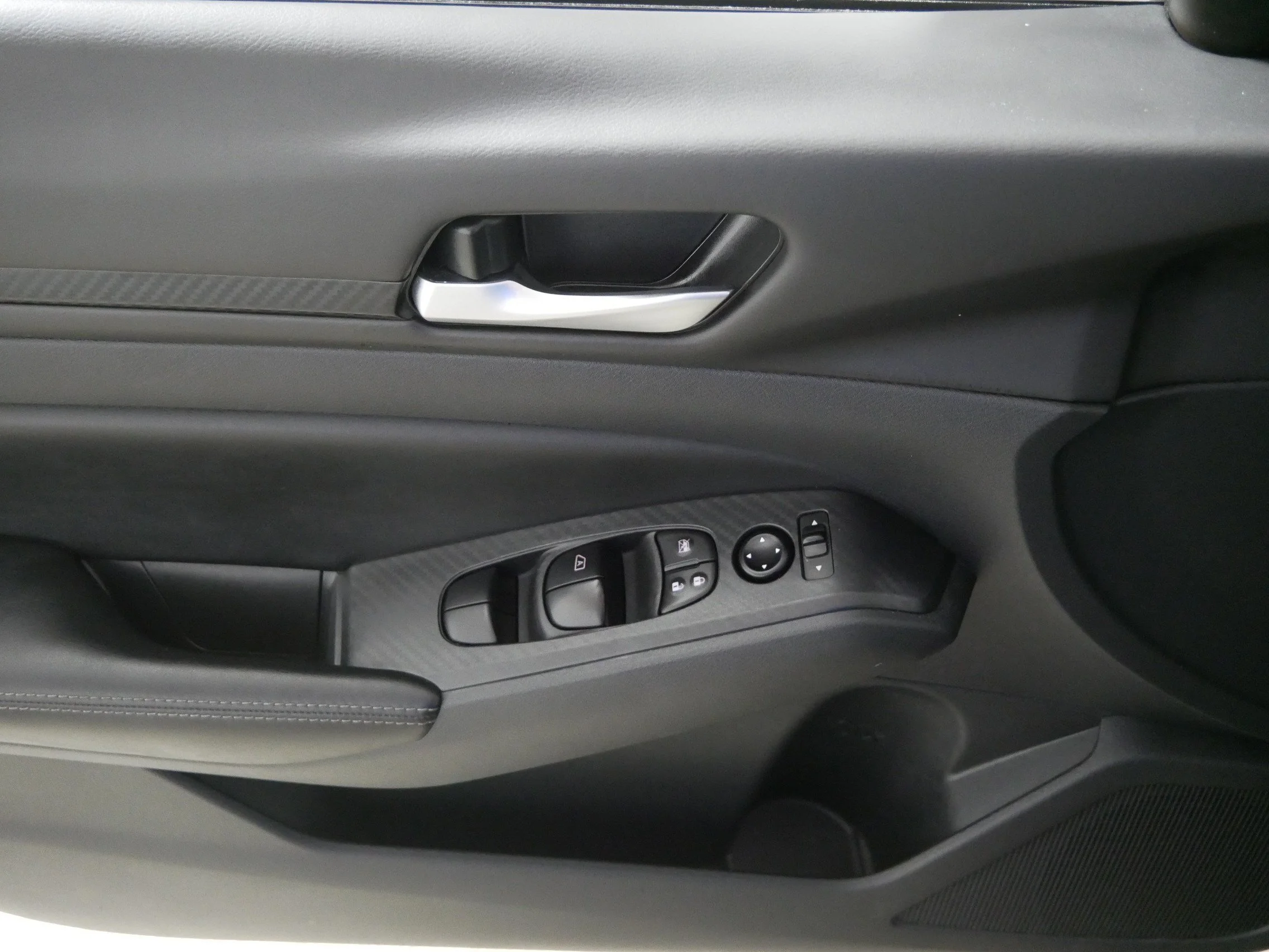 Used 2025 Super Black Nissan SV image 19