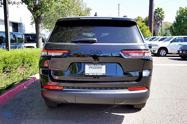 New 2026 Diamond Black Crystal Pearl-Coat Exterior Paint Jeep Laredo image 10
