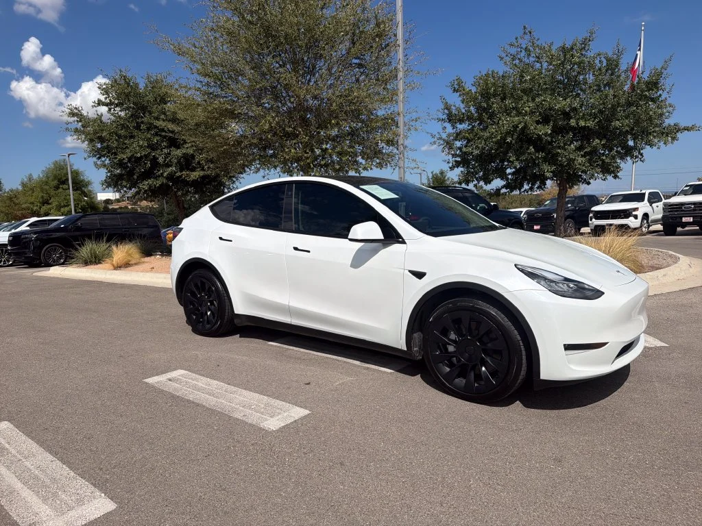 Used 2023  Tesla Standard Range image 12