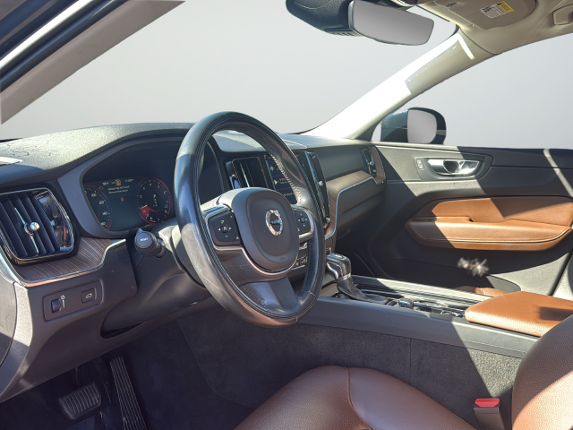 Used 2018 Blue Volvo T5 Momentum image 9