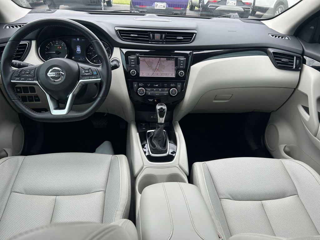 Used 2022 White Nissan SL image 32