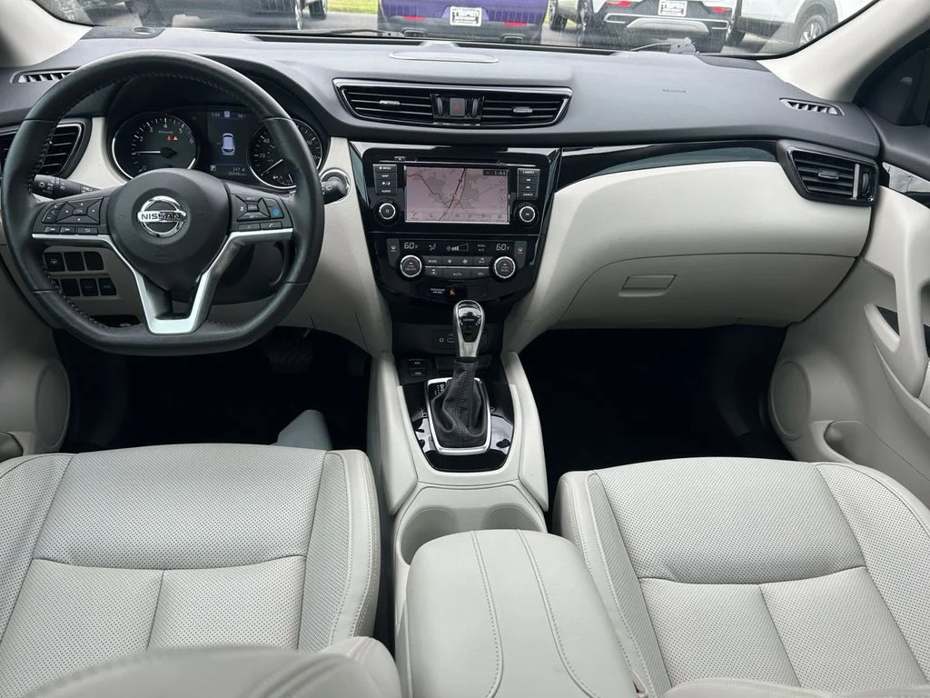 Used 2022 White Nissan SL image 32