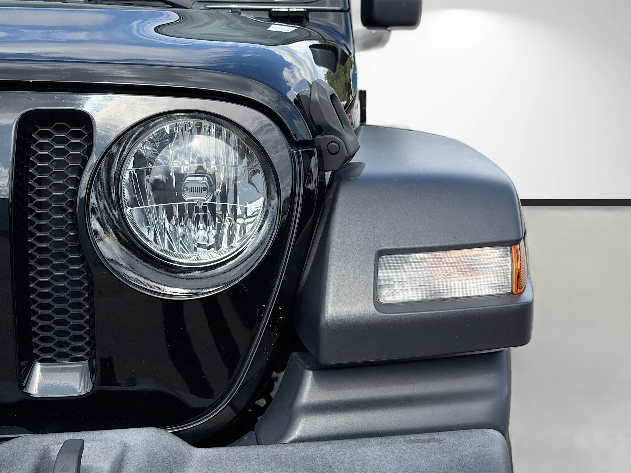 Used 2019 Black Clearcoat Jeep Sport S image 9