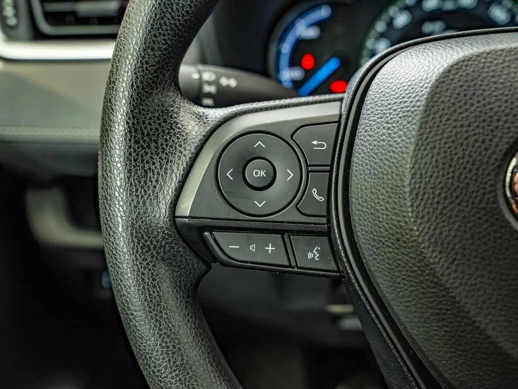 Used 2025 Ice Toyota LE image 19