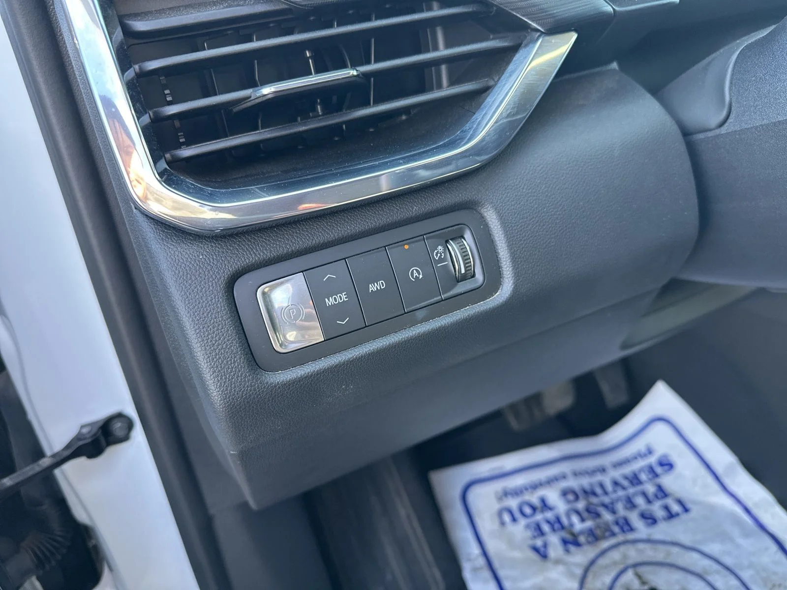 Used 2025 White GMC Elevation image 8