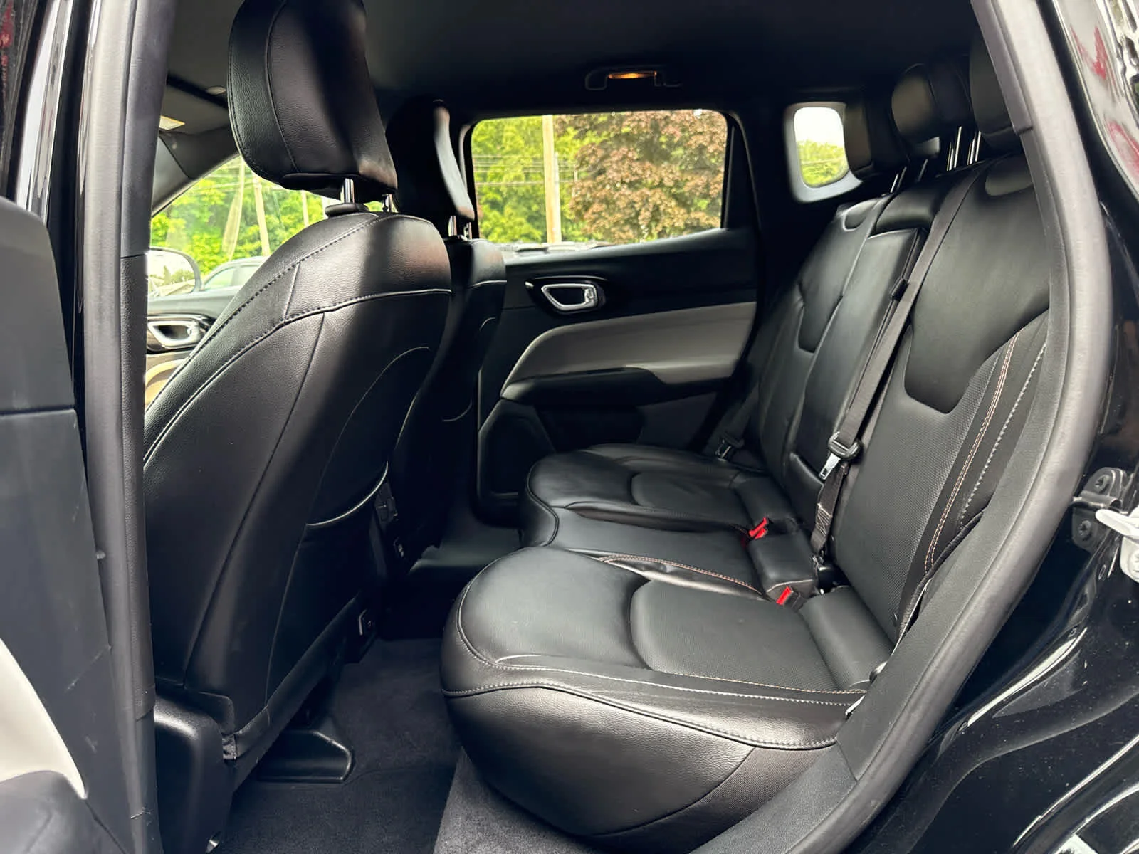 Used 2023 Diamond Black Crystal Pearlcoat Jeep Limited image 20