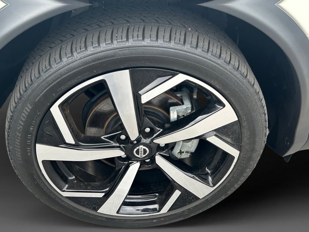 Used 2022 White Nissan SL image 10