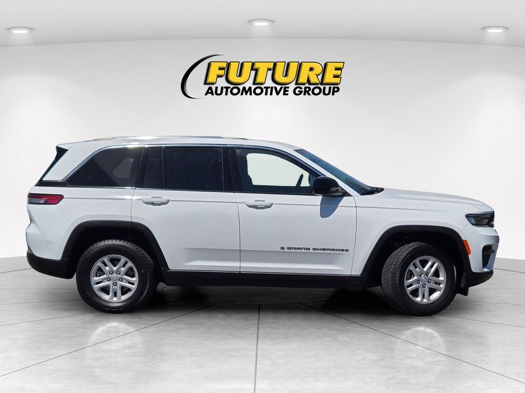 Used 2023 White Jeep Laredo image 3
