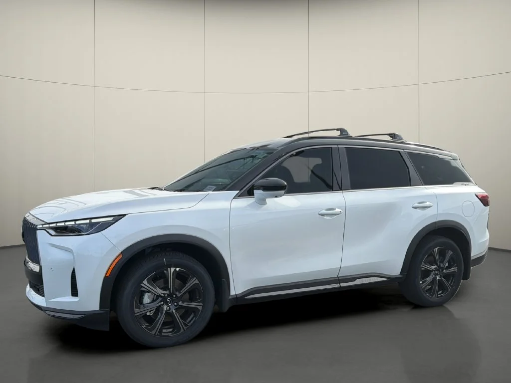New 2027 2T RAD WHT INFINITI Autograph AWD image 4