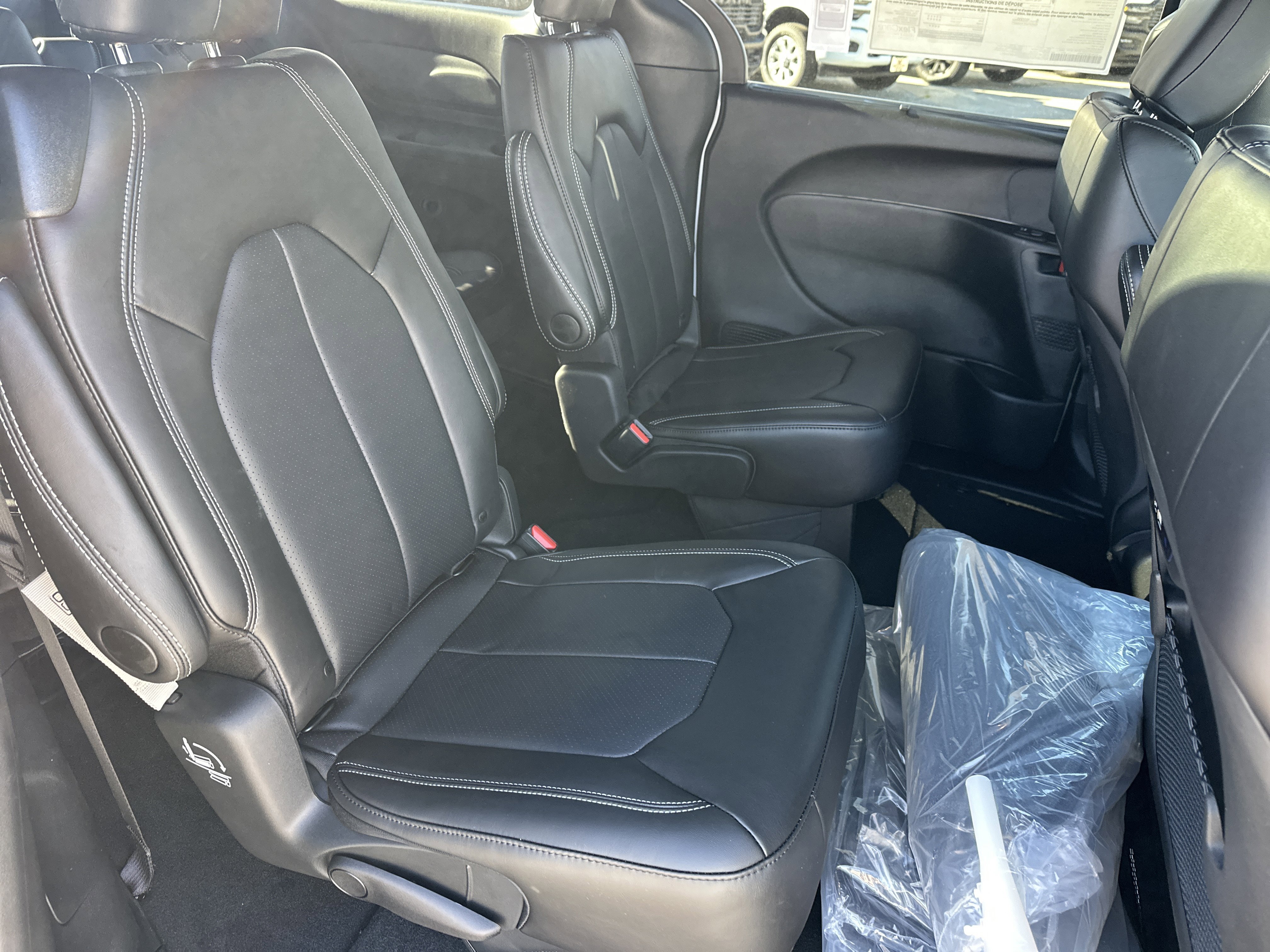 New 2026 Bright White Clear-Coat Exterior Paint Chrysler Select image 16