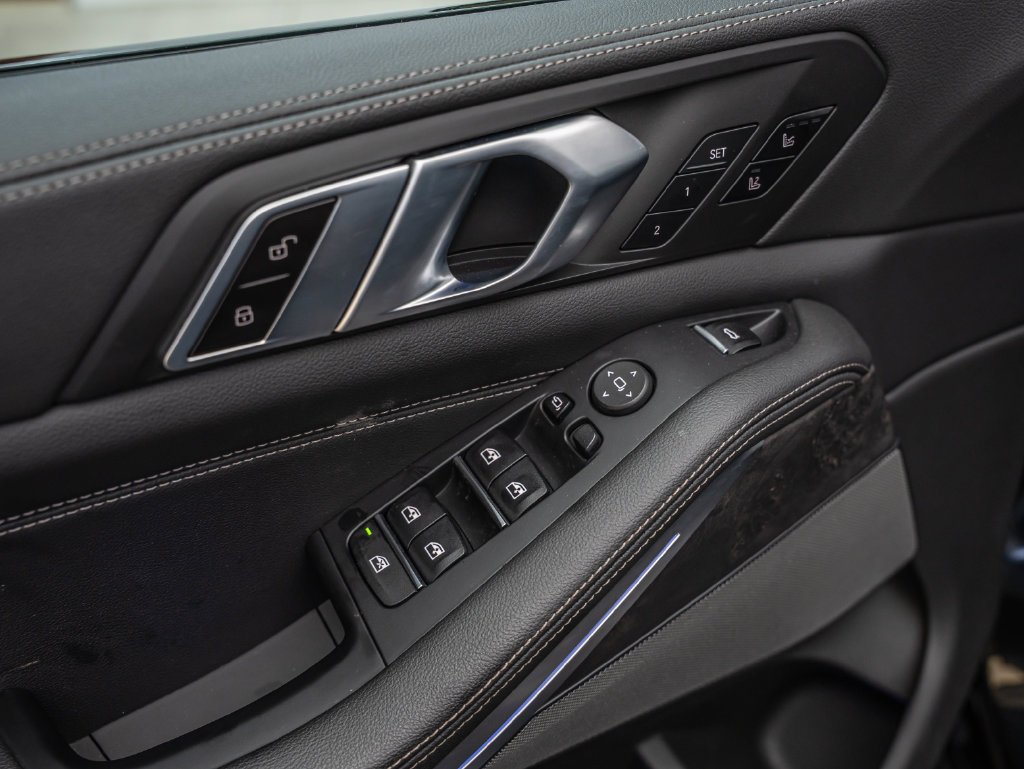Used 2020 Black Sapphire Metallic BMW M50i image 28