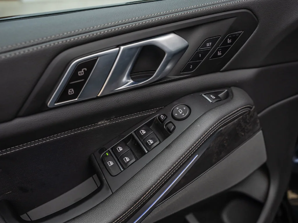 Used 2020 Black Sapphire Metallic BMW M50i image 28