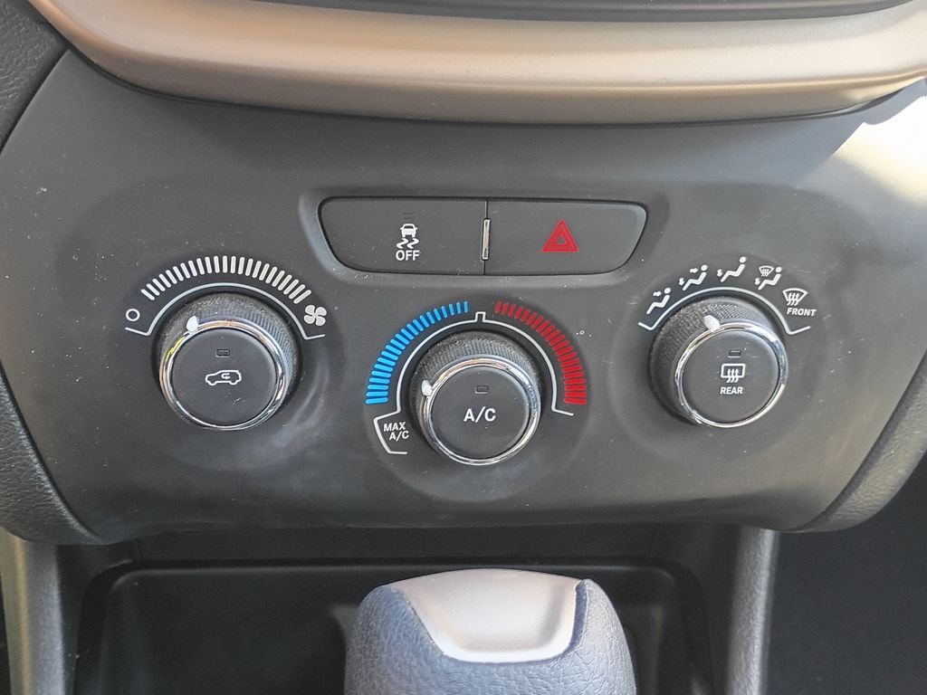 Used 2018 Billet Silver Metallic Clearcoat Jeep Latitude image 19