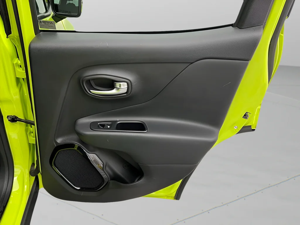 Used 2018 Hypergreen Clearcoat Jeep Latitude image 33